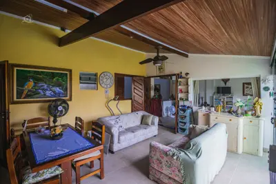 Casa - Térrea com piscina com 3 quartos (sendo 2 suite(s)) a 0,00 metros praia.