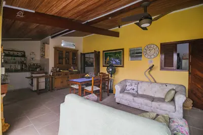 Casa - Térrea com piscina com 3 quartos (sendo 2 suite(s)) a 0,00 metros praia.