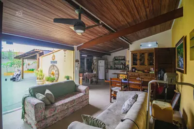 Casa - Térrea com piscina com 3 quartos (sendo 2 suite(s)) a 0,00 metros praia.