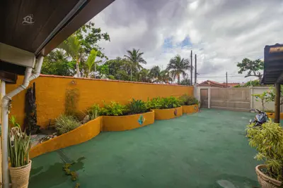 Casa - Térrea com piscina com 3 quartos (sendo 2 suite(s)) a 0,00 metros praia.