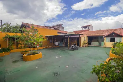 Casa - Térrea com piscina com 3 quartos (sendo 2 suite(s)) a 0,00 metros praia.