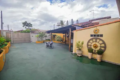 Casa - Térrea com piscina com 3 quartos (sendo 2 suite(s)) a 0,00 metros praia.