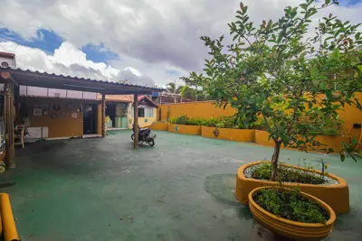 Casa - Térrea com piscina com 3 quartos (sendo 2 suite(s)) a 0,00 metros praia.