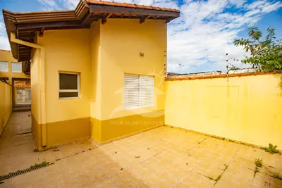 Casa - Térrea com 2 quartos (sendo 1 suite(s)) a 1500,00 metros praia.