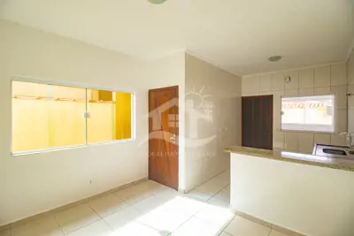 Casa - Térrea com 2 quartos (sendo 1 suite(s)) a 1500,00 metros praia.