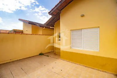 Casa - Térrea com 2 quartos (sendo 1 suite(s)) a 1500,00 metros praia.