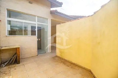 Casa - Térrea com 2 quartos (sendo 1 suite(s)) a 1500,00 metros praia.