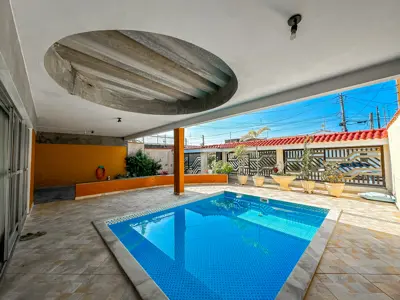 Casa - Sobrado com 4 quartos (sendo 1 suite(s)) a 0,00 metros praia.