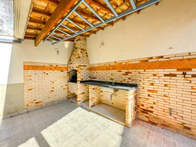 Casa - Sobrado com 4 quartos (sendo 1 suite(s)) a 0,00 metros praia.