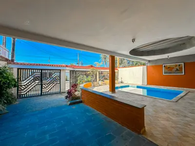 Casa - Sobrado com 4 quartos (sendo 1 suite(s)) a 0,00 metros praia.