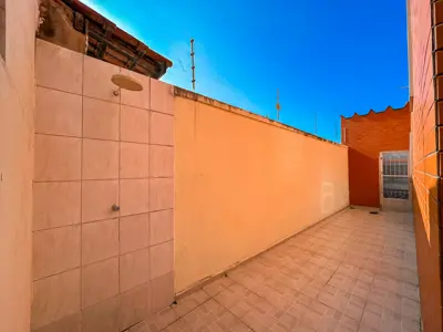 Casa - Sobrado com 4 quartos (sendo 1 suite(s)) a 0,00 metros praia.