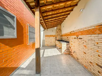 Casa - Sobrado com 4 quartos (sendo 1 suite(s)) a 0,00 metros praia.