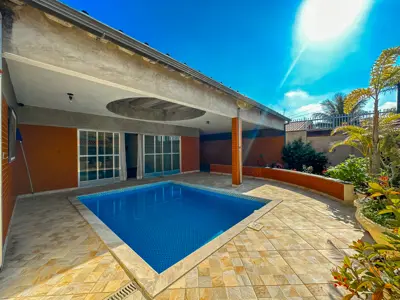 Casa - Sobrado com 4 quartos (sendo 1 suite(s)) a 0,00 metros praia.