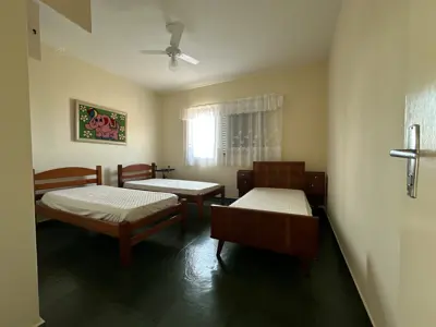 Casa - Sobrado com 4 quartos (sendo 1 suite(s)) a 0,00 metros praia.