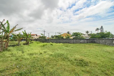 Terreno - Amplo com 0 dormitórios (sendo 0 suite(s)) a 200,00 metros praia.