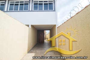 Casa - Sobreposta / alto com 2 dormitórios (sendo 1 suite(s)) a 1500 metros praia.