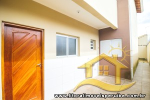 Casa - Sobreposta / alto com 2 dormitórios (sendo 1 suite(s)) a 1500 metros praia.