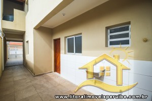 Casa - Sobreposta / alto com 2 dormitórios (sendo 1 suite(s)) a 1500 metros praia.
