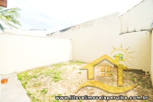 Casa - Sobreposta / alto com 2 dormitórios (sendo 1 suite(s)) a 1500 metros praia.