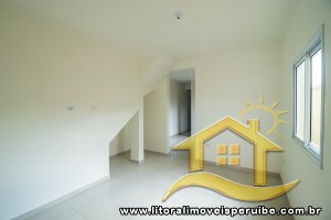Casa - Sobreposta / alto com 2 dormitórios (sendo 1 suite(s)) a 1500 metros praia.