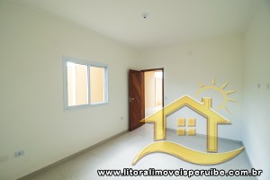 Casa - Sobreposta / alto com 2 dormitórios (sendo 1 suite(s)) a 1500 metros praia.