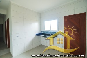 Casa - Sobreposta / alto com 2 dormitórios (sendo 1 suite(s)) a 1500 metros praia.