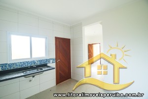 Casa - Sobreposta / alto com 2 dormitórios (sendo 1 suite(s)) a 1500 metros praia.