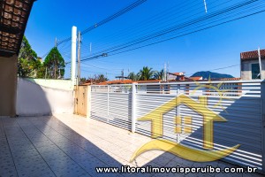 Casa - Térrea com 3 dormitórios (sendo 1 suite(s)) a 1100,00 metros praia.