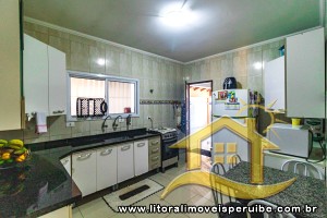 Casa - Térrea com 3 dormitórios (sendo 1 suite(s)) a 1100,00 metros praia.