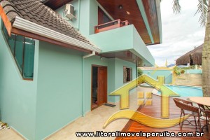 Casa - Sobrado com 5 quartos (sendo 5 suite(s)) a 0,00 metros praia.