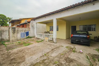 Casa - Térrea com 3 dormitórios (sendo 2 suite(s)) a 500 metros praia.