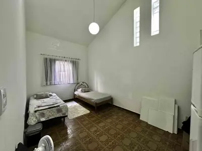 Casa - Sobrado com 5 quartos (sendo 2 suite(s)) a 0,00 metros praia.