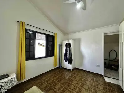 Casa - Sobrado com 5 quartos (sendo 2 suite(s)) a 0,00 metros praia.