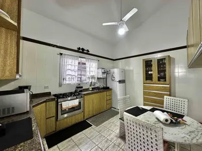 Casa - Sobrado com 5 quartos (sendo 2 suite(s)) a 0,00 metros praia.