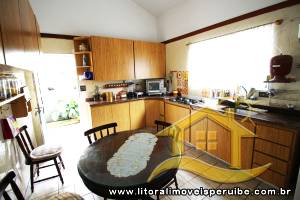 Casa - Sobrado com 5 quartos (sendo 2 suite(s)) a 0,00 metros praia.