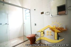 Casa - Sobrado com 5 quartos (sendo 2 suite(s)) a 0,00 metros praia.