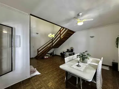Casa - Sobrado com 5 quartos (sendo 2 suite(s)) a 0,00 metros praia.