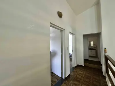 Casa - Sobrado com 5 quartos (sendo 2 suite(s)) a 0,00 metros praia.