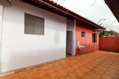 Casa - Térrea com 3 quartos (sendo 1 suite(s)) a 800,00 metros praia.