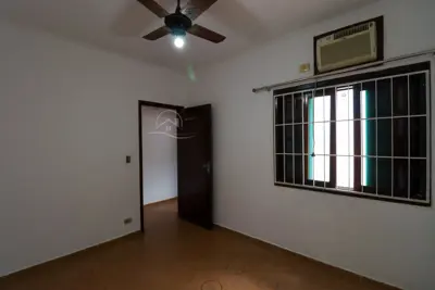 Casa - Térrea com 3 quartos (sendo 1 suite(s)) a 800,00 metros praia.