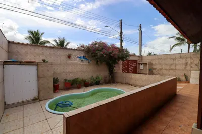 Casa - Térrea com 3 quartos (sendo 1 suite(s)) a 800,00 metros praia.