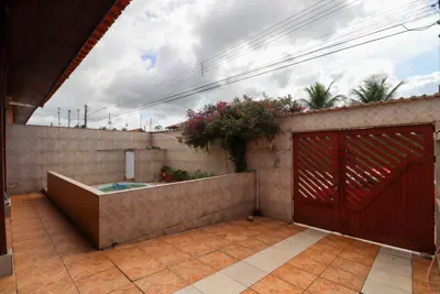 Casa - Térrea com 3 quartos (sendo 1 suite(s)) a 800,00 metros praia.