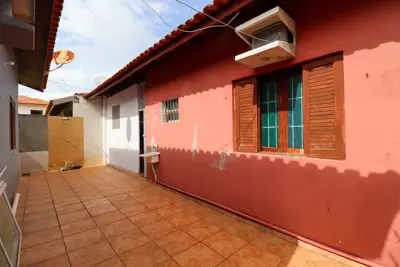 Casa - Térrea com 3 quartos (sendo 1 suite(s)) a 800,00 metros praia.