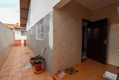 Casa - Térrea com 3 quartos (sendo 1 suite(s)) a 800,00 metros praia.