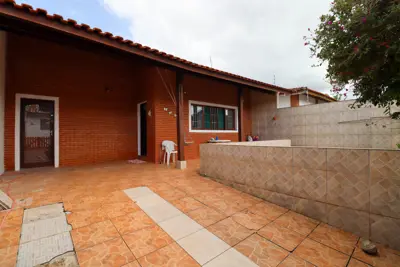 Casa - Térrea com 3 quartos (sendo 1 suite(s)) a 800,00 metros praia.