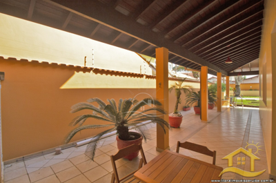 Casa - Sobrado com 7 dormitórios (sendo 7 suite(s)) a 750,00 metros praia.