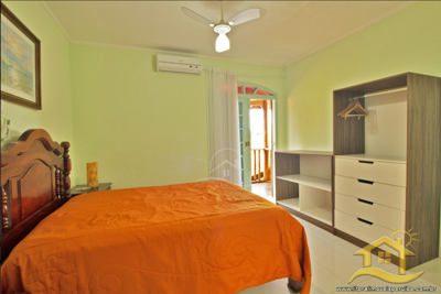 Casa - Sobrado com 7 dormitórios (sendo 7 suite(s)) a 750,00 metros praia.