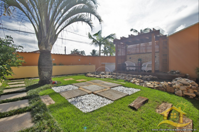 Casa - Sobrado com 7 dormitórios (sendo 7 suite(s)) a 750,00 metros praia.