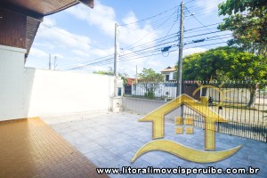 Casa - Térrea com Edícula com 2 dormitórios (sendo 1 suite(s)) a 0,00 metros praia.