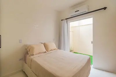 Apartamento - Térreo com 1 quartos (sendo 0 suite(s)) a 1600,00 metros praia.